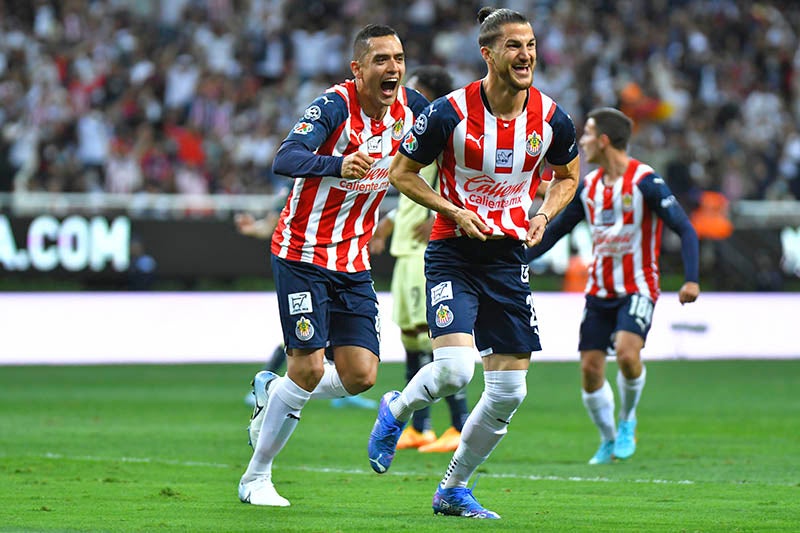 Hiram Mier durante un duelo con Chivas en el Akron