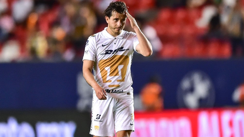 Alan Mozo jugando partido de Liga MX con los Pumas