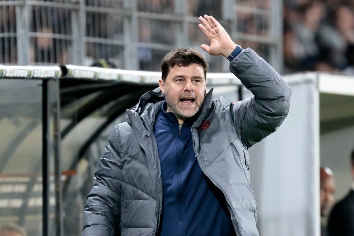 Pochettino dando indicaciones durante el partido contra Angers