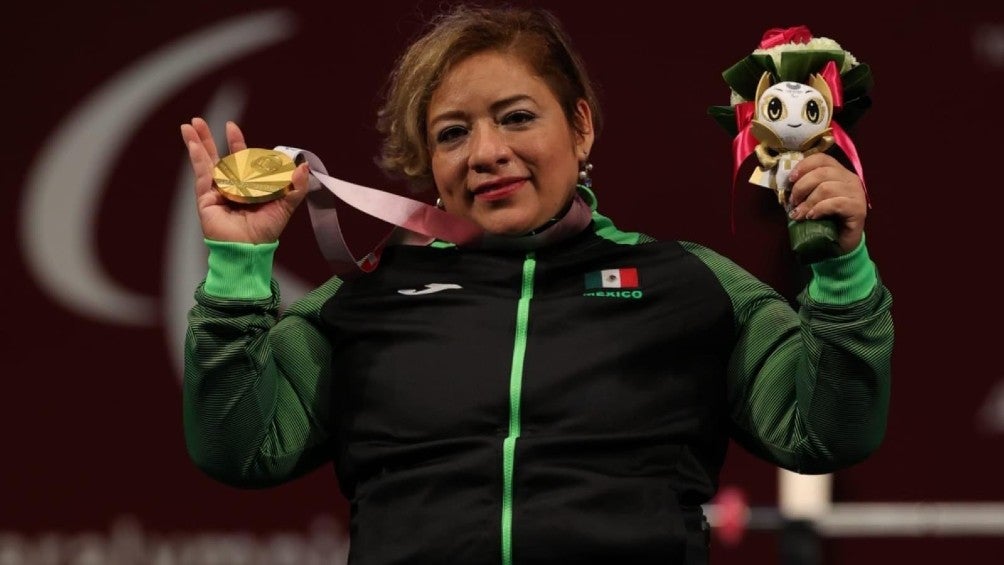 Amalia Pérez con la presea de Oro en Tokio 2020