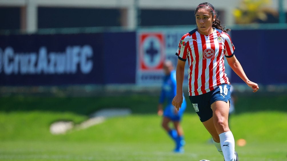 Victoria Acevedo en acción con Chivas Femenil