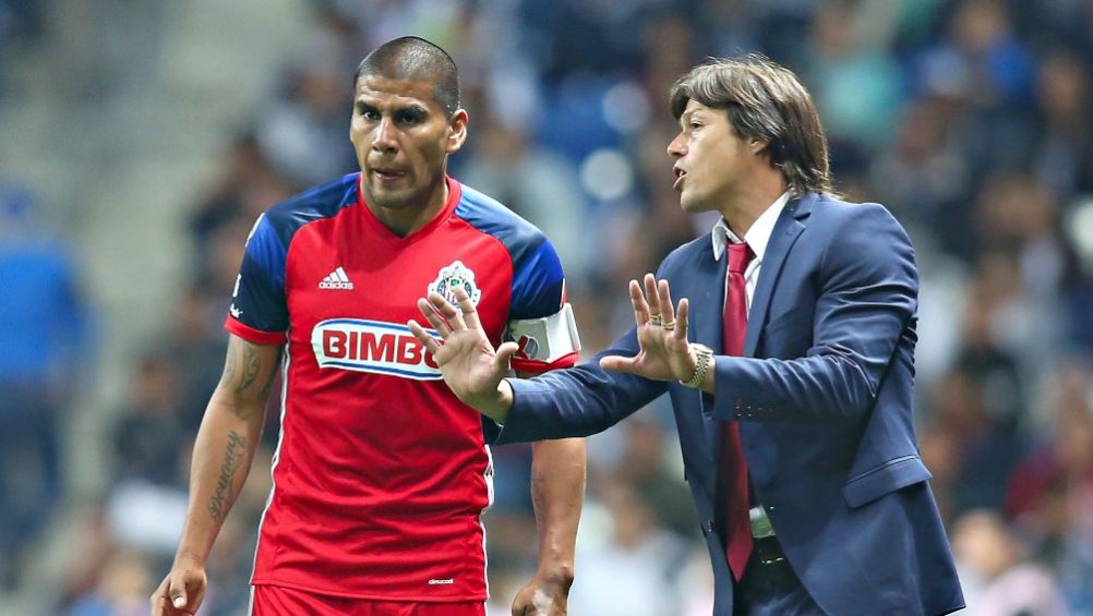 Salcido y Almeyda en un juego de Chivas