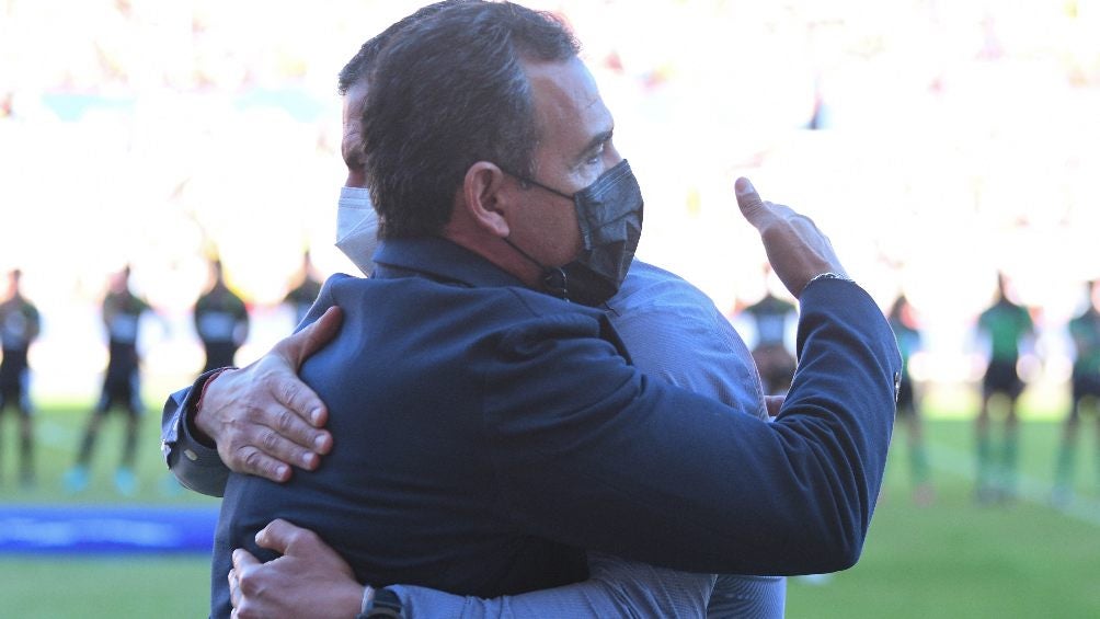 'Jimmy' y Cadena, durante el abrazo previo al Necaxa vs Chivas