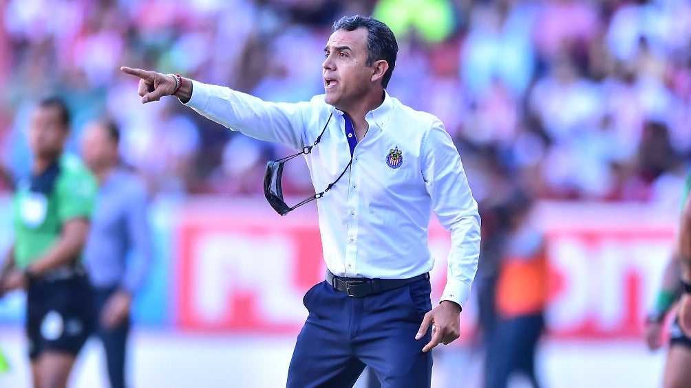 Ricardo Cadena dirigiendo a las Chivas durante partido de Liga MX