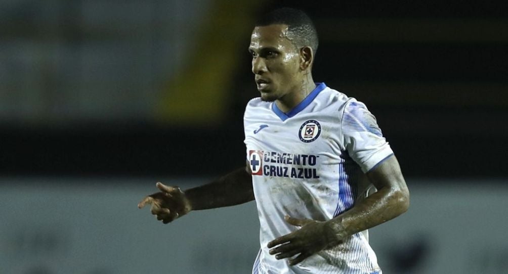 Rómulo Otero en un partido de Cruz Azul