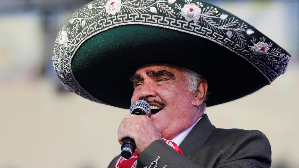 Vicente Fernández dando concierto en México