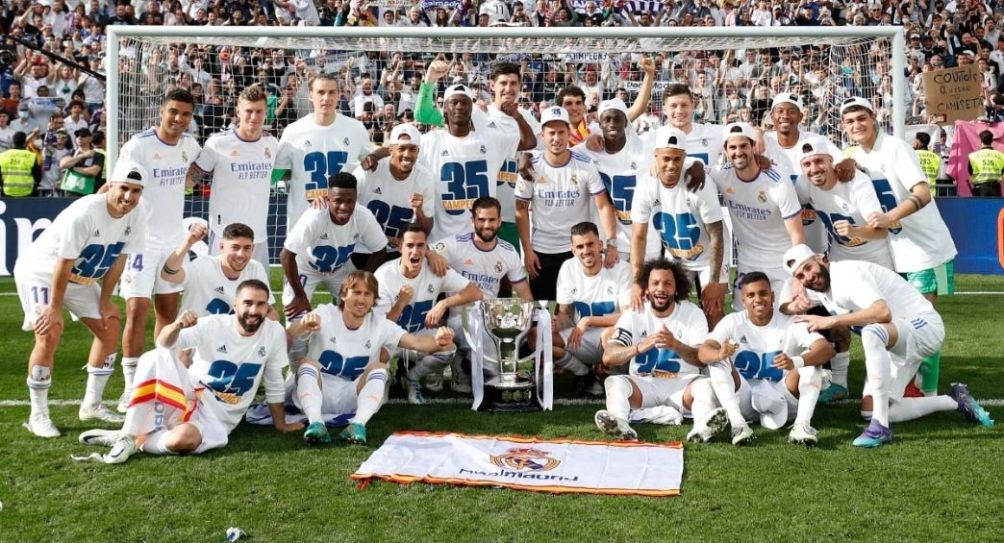 Plantel del Real Madrid con el trofeo de LaLiga