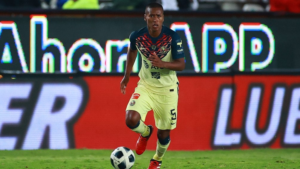 Pedro Aquino en acción con América