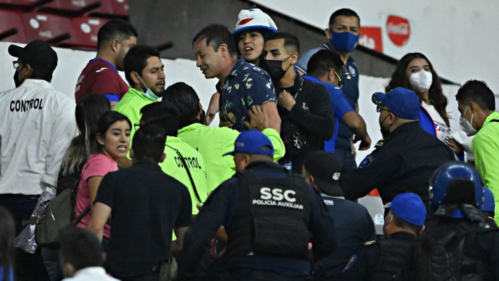 Conato de bronca en las gradas del Estadio Azteca