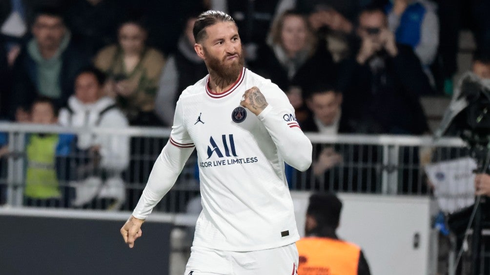 Sergio Ramos durante un partido con el PSG