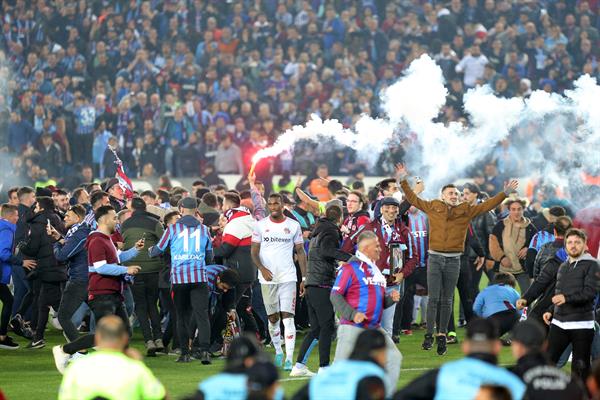 Afición del Trabzonspor festeja en el campo