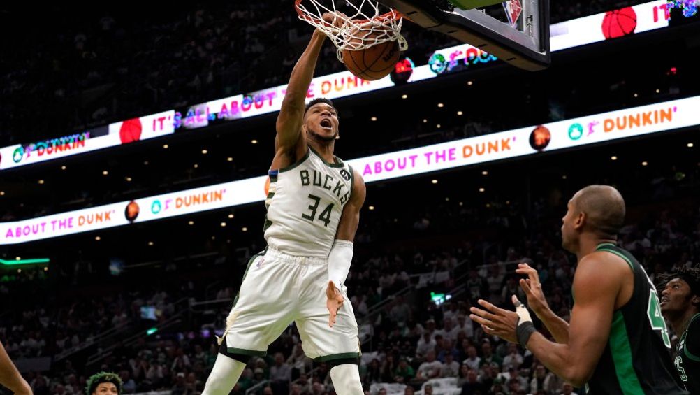 Giannis Antetokounmpo en acción con Bucks