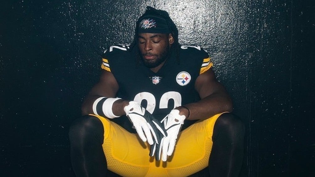 Najee Harris durante sesión fotográfica con Steelers