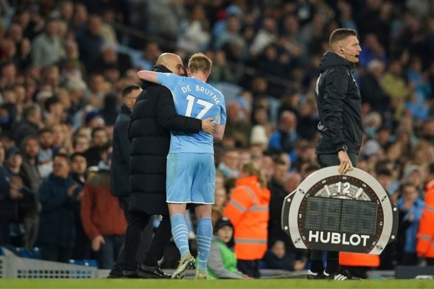 Kevin De Bruyne junto a Guardiola