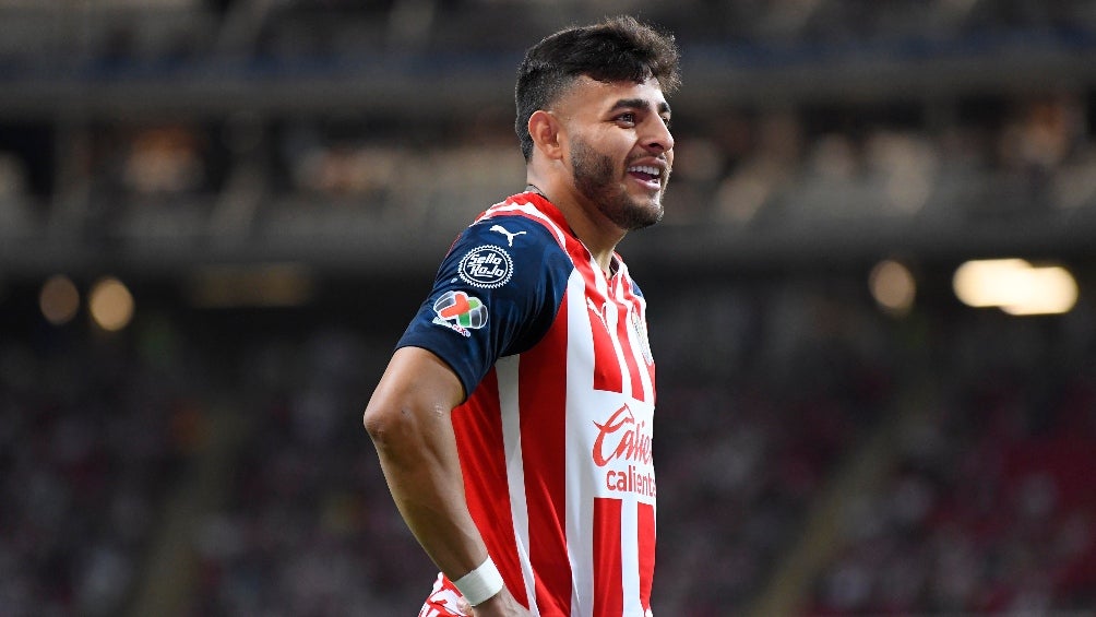 Alexis Vega en un partido de las Chivas 