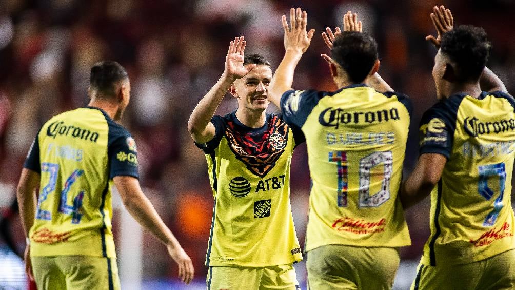 Jugadores del América festejando gol en partido de la Liga MX