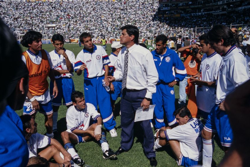 Luis Fernando Tena dirigiendo a Cruz Azul