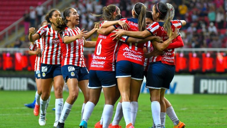 Jugadoras de Chivas celebran gol del triunfo ante Rayadas