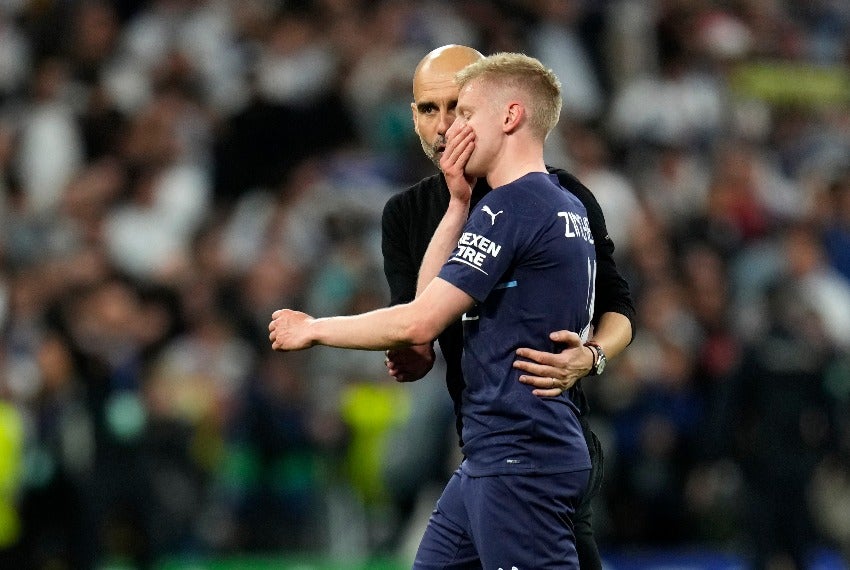 Pep consolando a Zinchenko tras la derrota