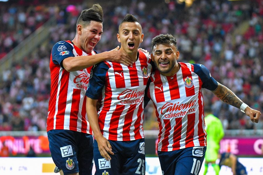 Piojo festejando un gol con sus compañeros