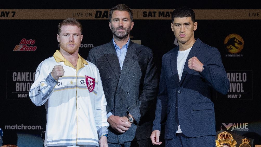 Canelo Álvarez y Dmitry Bivol durante la conferencia de prensa