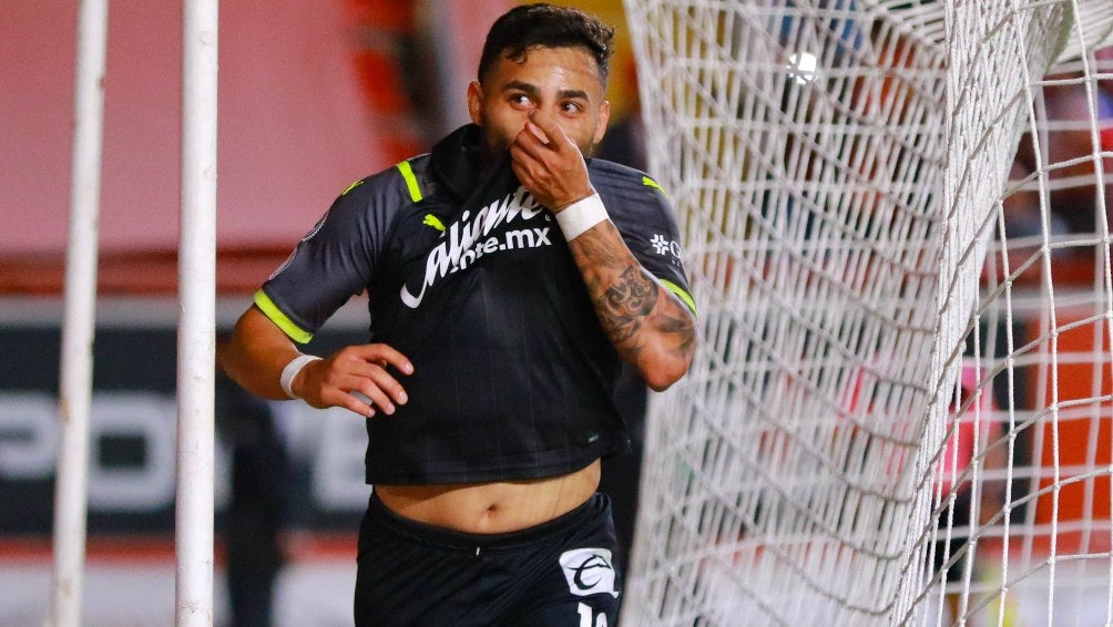 Alexis Vega celebrando un gol con Chivas