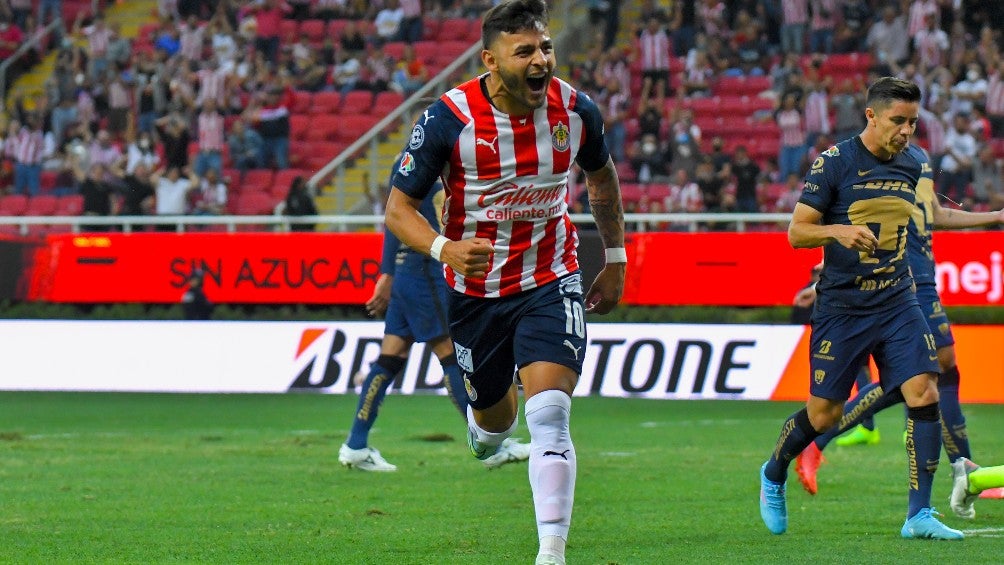 Alexis Vega con Chivas 