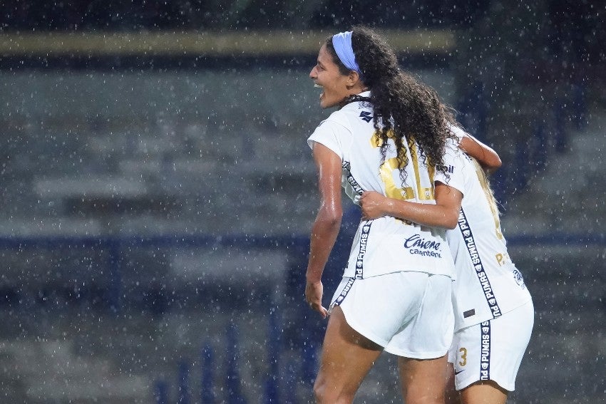 Jugadoras de Pumas celebrando un gol a favor