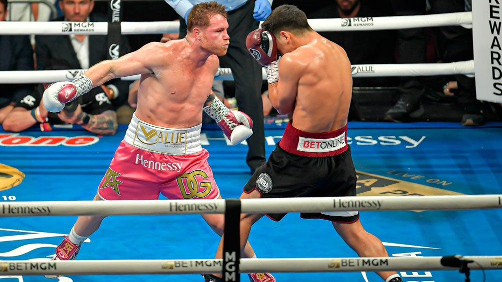 Canelo lanza un golpe a su rival