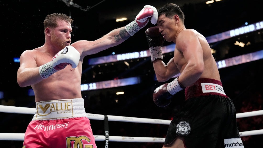 Canelo y Bivol durante la pelea