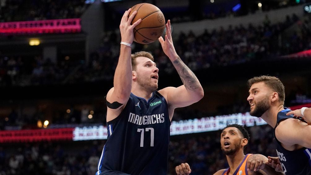 Luka Doncic lideró el triunfo de Dallas