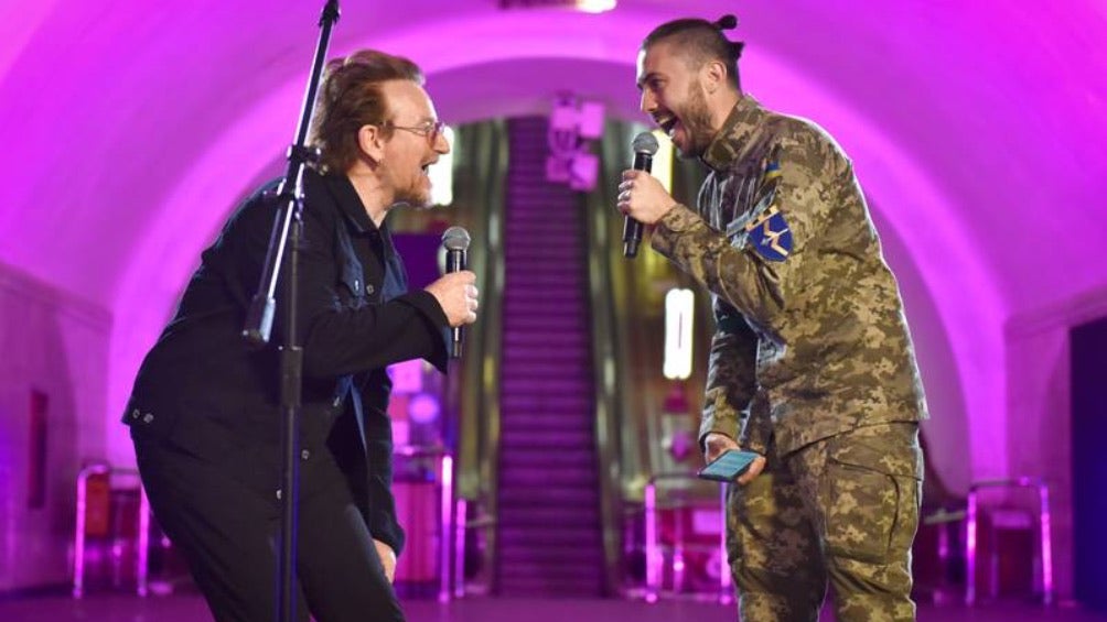 Bono y The Edge cantando en un metro de Kiev