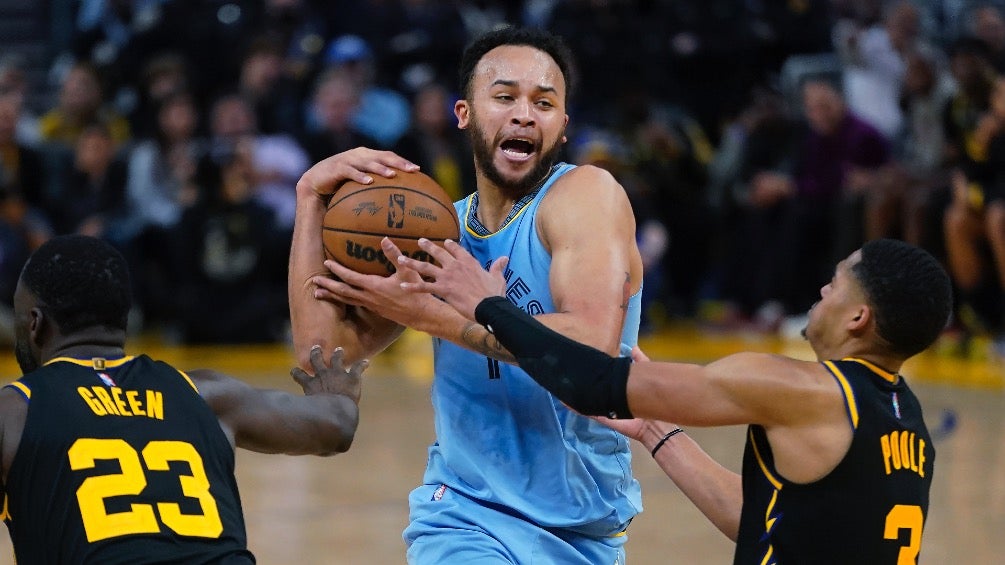 Kyle Anderson entre Draymond Green y Jordan Poole