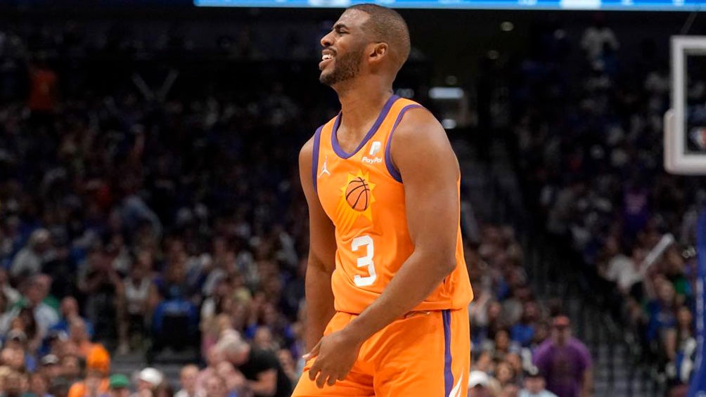 Chris Paul, molesto por una decisión arbitral