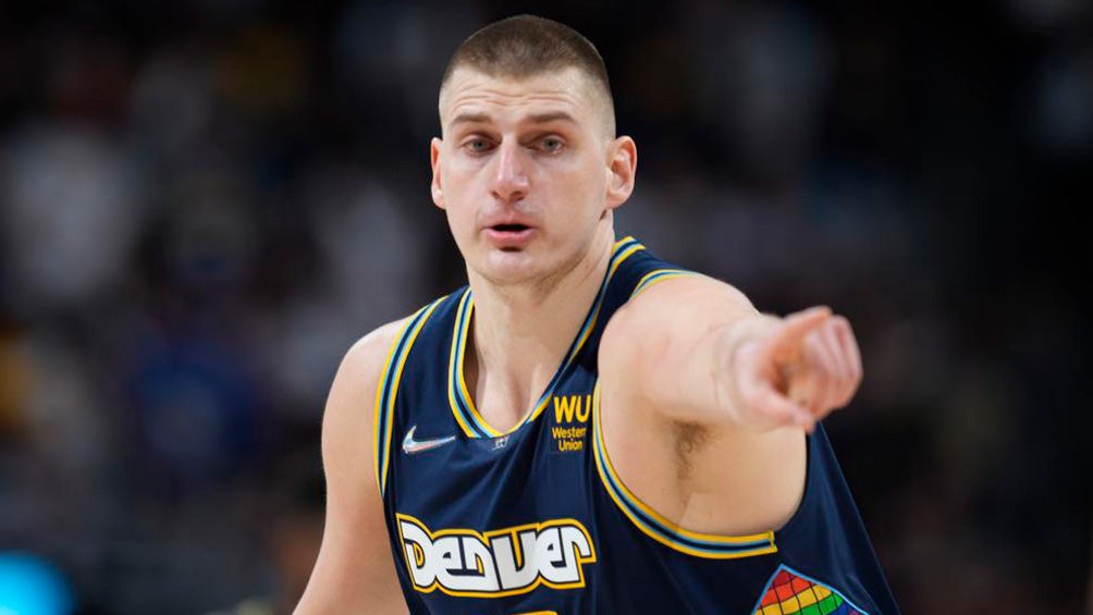 Nikola Jokic en acción en la duela