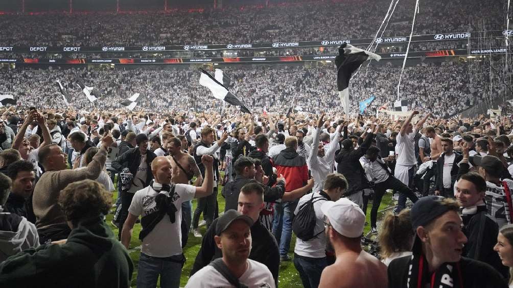 Aficionados del Eintracht Frankfurt apoyando al equipo en Europa League