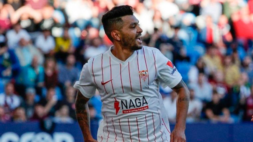 Tecatito Corona en un partido del Sevillav