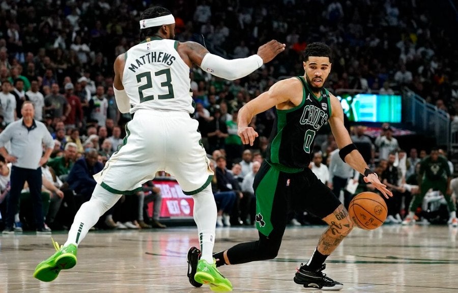 Jayson Tatum ante Wesley Matthews 