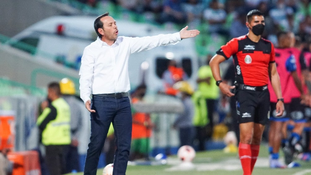 Eduardo Fentanes durante un partido con Santos