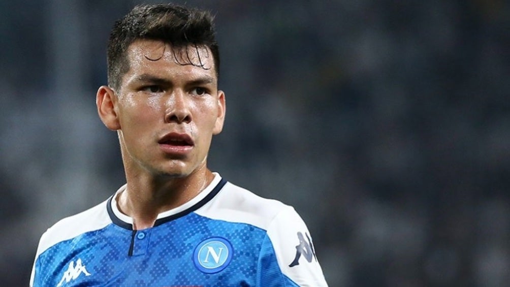 Lozano jugando partido con Napoli en la Serie A