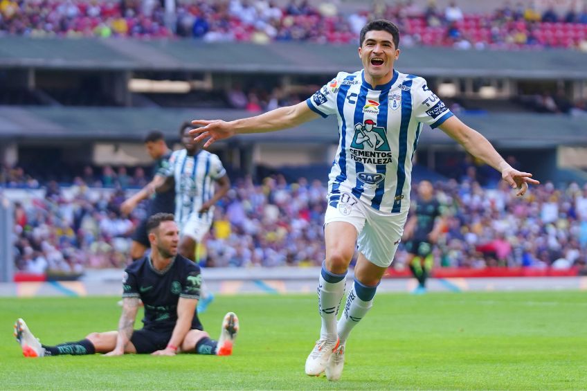 Nicolás Ibáñez festejando un gol