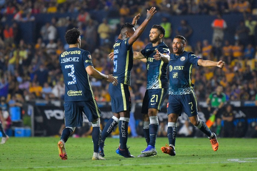 Jugadores del América celebrando un gol a favor