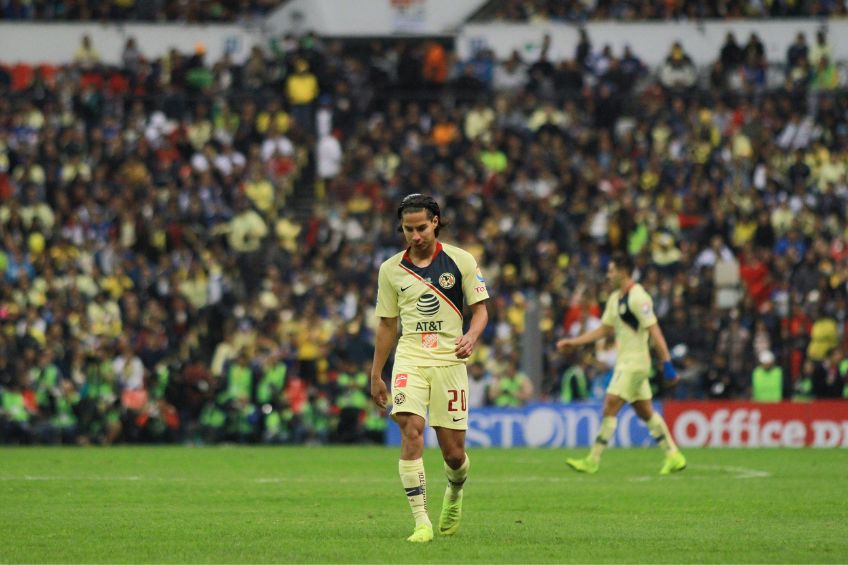 Diego Lainez durante un partido del América