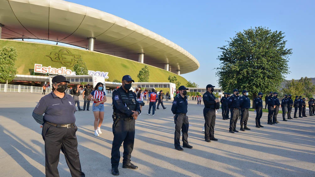 Elementos de seguridad en el Estadio Akron 