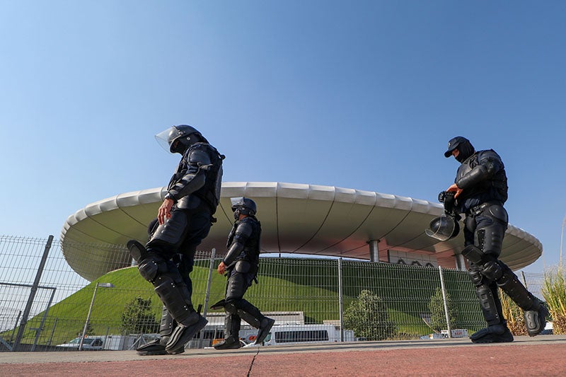 Elementos de seguridad en el Estadio Akron 