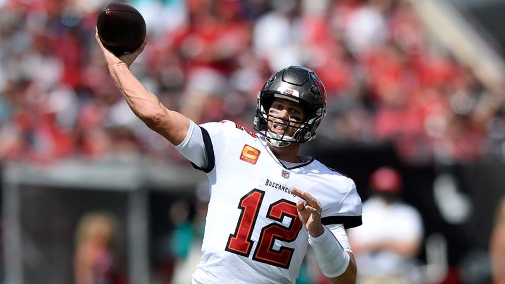 Tom Brady jugando partido de la NFL con los Tampa Bay Buccaneers