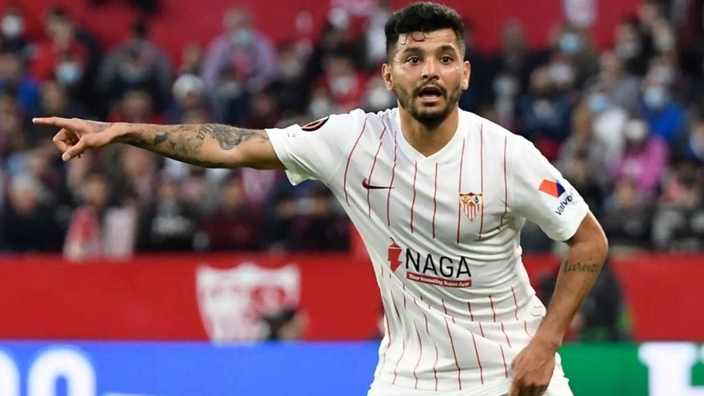 Tecatito Corona jugando partido con el Sevilla en la Europa League