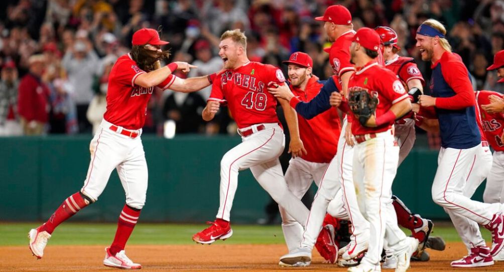 Reid Detmers festejando el segundo juego sin hit