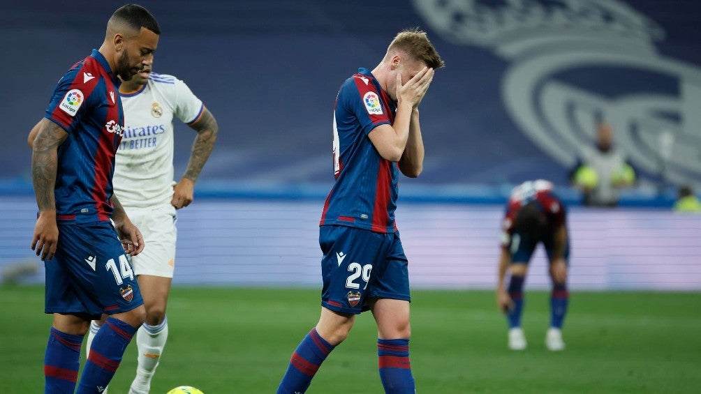 Jugadores del Levante reaccionan tras partido ante Real Madrid