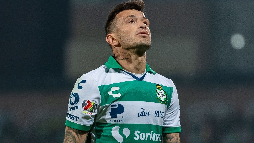 Brian Lozano jugando partido de Liga MX con Santos Laguna